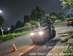 ROAD ASPHALTING GREEN LAKE BOULEVARD